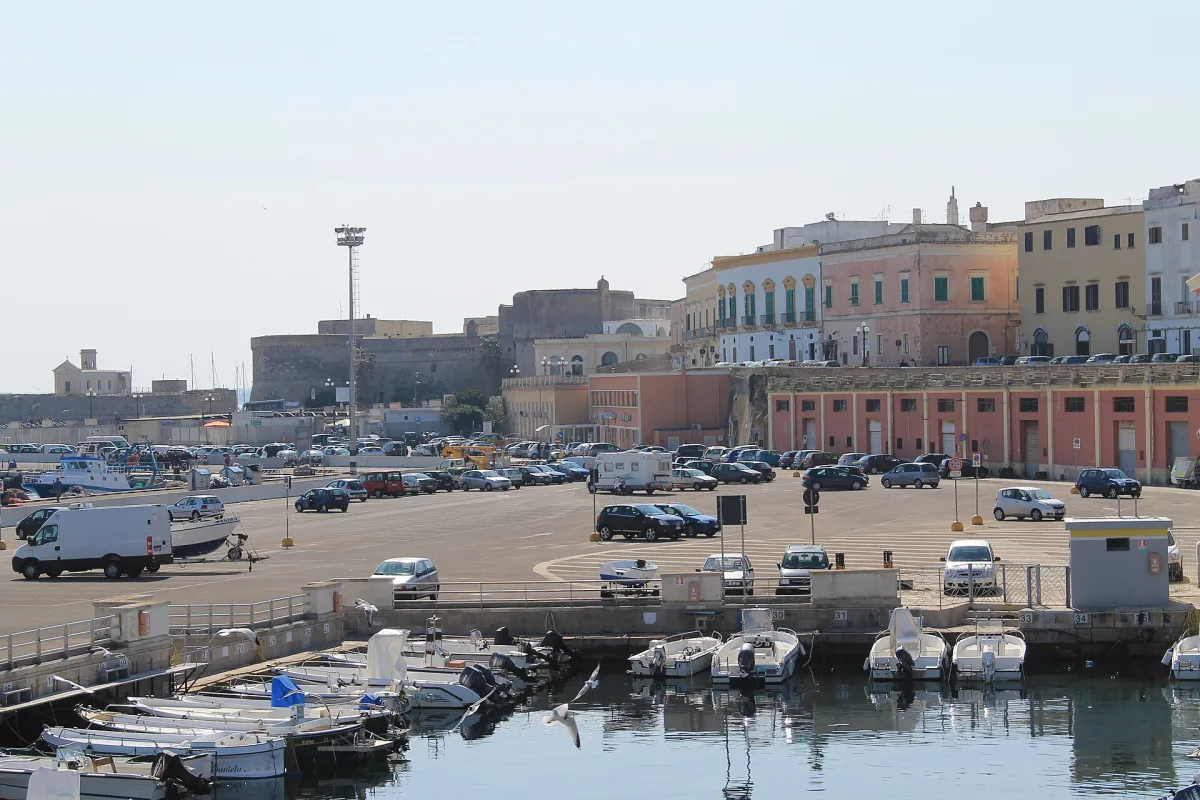 Come arrivare a Gallipoli dall’aeroporto di Brindisi: tutte le soluzioni 2026
